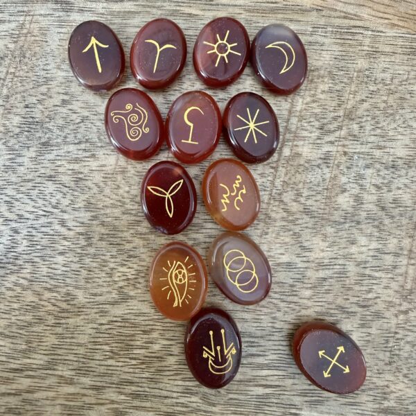 Runes Sorcière Wicca en cornaline naturelle - 13 palets gravés or - boutique La Porte des Secrets