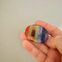 Galet Pierre de Pouce 7 Chakras – Harmonisation Énergétique. Harmonisation des chakras et équilibre énrgétique; Pierre de pouce pour les soins énergétiques de ré-harmonisation des septs chakras. Boutique La Porte des Secrets