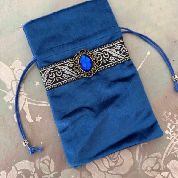 grande pochette en velour bleu et cristaux facétté en cadeau, pour tarot et oracle, avec sa nappe de divination : dimensions : 16 cm x12 cm - Boutique ésotérique La Porte des Secrets