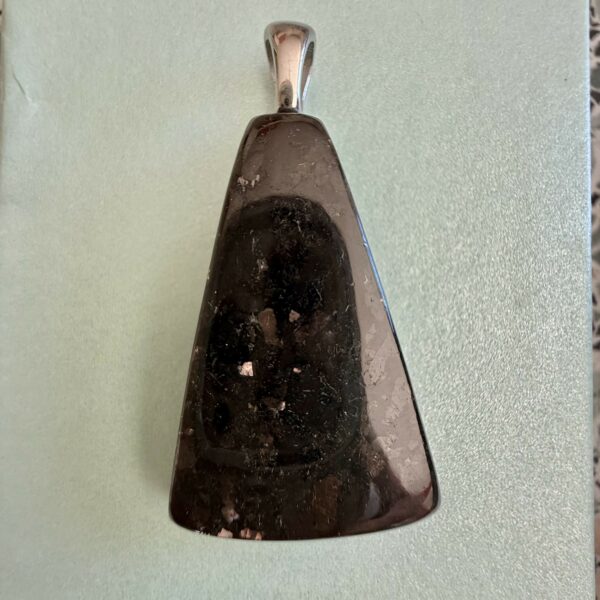 Pendentif en Nuumite du Groenland – Pierre naturelle exceptionnelle est très rare - Forme triangle taille : 4 cm - Boutique La Porte des Secrets