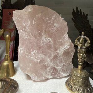 Grand Quartz rose brut en forme libre de Madagascar - environ 2.300 kg