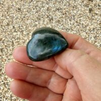 Cœur artisanal Labradorite poli main 4 cm - Pierre naturelle Madagascar. Boutique La Porte des Secrets