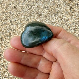 Cœur artisanal Labradorite poli main 4 cm - Pierre naturelle Madagascar. Boutique La Porte des Secrets