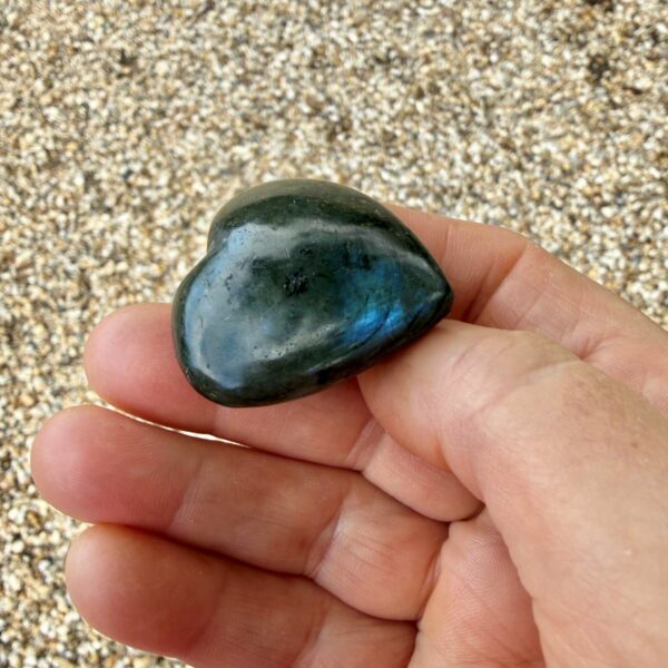 Cœur artisanal Labradorite poli main 4 cm - Pierre naturelle Madagascar. Boutique La Porte des Secrets