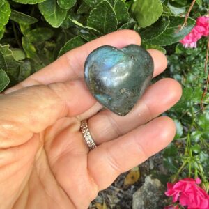 Coeur Labradorite poli main 4 cm - Pierre naturelle Madagascar. Boutique La Porte des Secrets