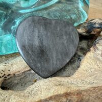 Cœur en pierre Obsidienne naturelle du Mexique taille 4 cm forme plate. Boutique La Porte des Secrets