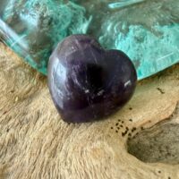 Cœur en améthyste naturelle du Brésil poli 3 cm. Boutique La Porte des Secrets