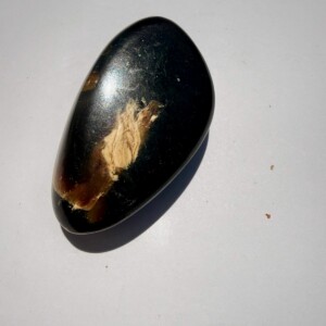 Ambre bleue de Sumatra (Indonésie) – Pierre naturelle rare et aux vertus exceptionnelles. Pierre roulée polie. Boutique La Porte des Secrets