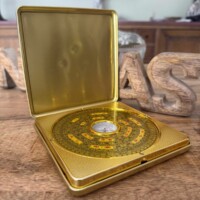 Boussole Feng Shui Professionnelle (Luo Pan) Artisanal - Coffret en métal or. Dimension 15 x 15 cm. Boutique La Porte des Secrets