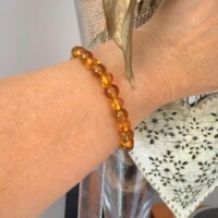 Bracelet d'ambre naturel de Pologne sur élastique fermeture à clips - perles rondes 8mm et perles baroques 7mm. Boutique La Porte des Secrets