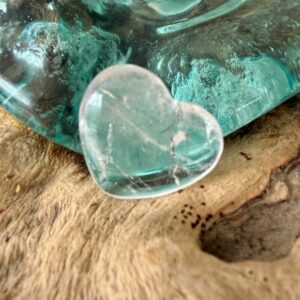 Coeur en cristal de roche poli 3 cm - Quartz clair naturel du Brésil. Boutique La Porte des Secrets