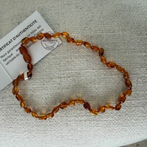 Collier bébé en ambre naturel dark 32-33 cm – Ambre de la mer Baltique. Boutique La Porte des Secrets