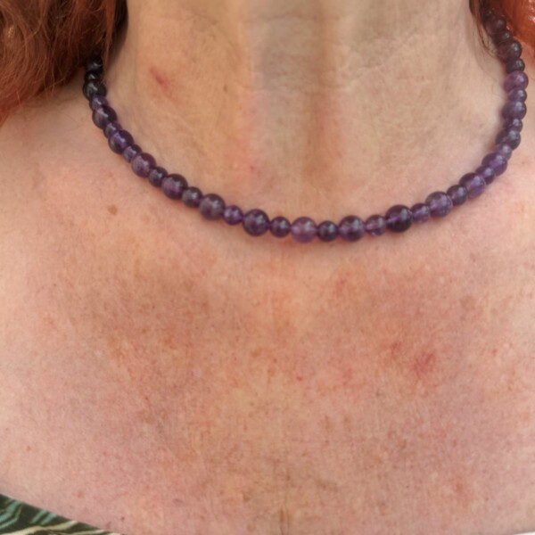 Collier ras de cou en améthyste naturelle du Brésil - Perles 8 et 6mm. Dimensions : 49 cm et 5 cm de chaînette réglable-Boutique La Porte des Secrets