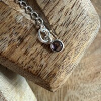Gros plan détail cristal améthyste sur extension chaînette collier. Boutique La Porte des Secrets