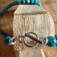 Gros plan sur l'attache de fermeture du collier Turquoise. Boutique La Porte des Secrets