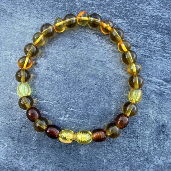 Bracelet d'ambre naturel de Pologne sur élastique fermeture à clips - perles rondes 8mm et perles baroques 7mm. Boutique La Porte des Secrets